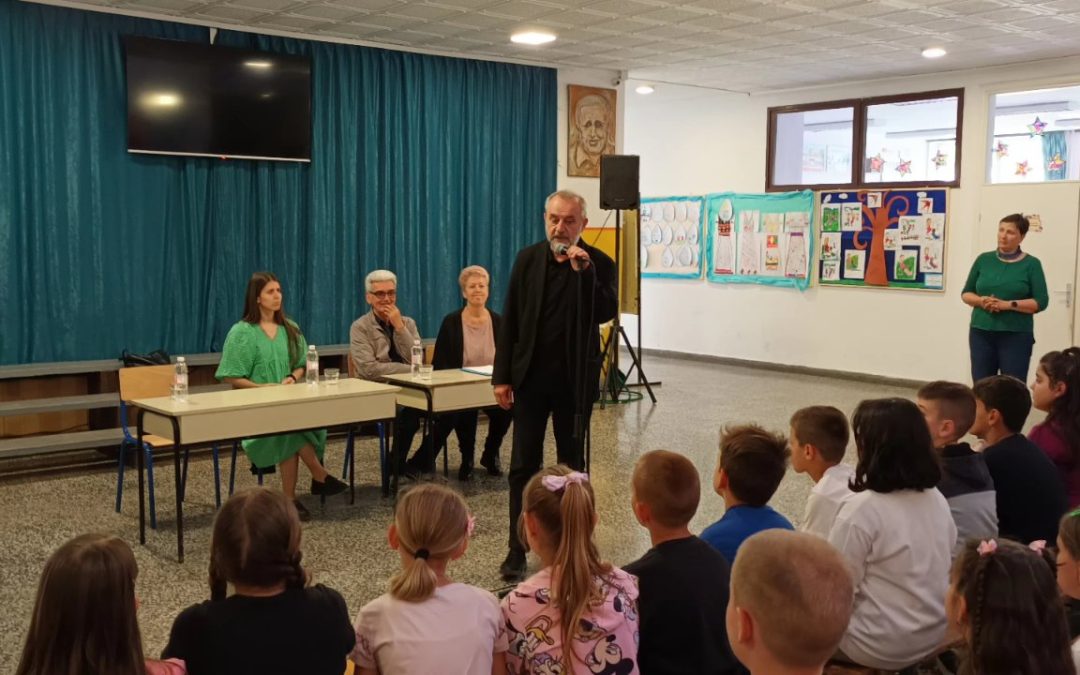 ОД ШКОЛЕ ДО ШКОЛЕ С ТОРБОМ ПУНОМ ПЈЕСАМА